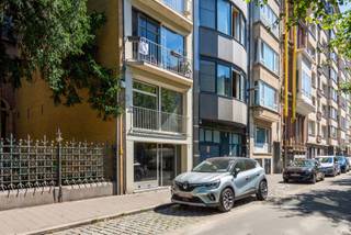 <p><span>Niet zomaar “het zoveelste appartement in de stad”, maar eentje met </span><strong><span>karakter</span></strong><span> en een </span><strong><span>speelse indeling</span></strong><span>. Achter de gevel aan de Charlottalei schuilt een verrassend en gezellig gelijkvloers appartement, vlak bij het Stadspark!</span></p>
<p><span>Bij het binnenkomen valt de unieke indeling meteen op. Aan de linkerzijde bevindt zich de ingerichte keuken, voorzien van ingemaakte kasten, lavabo, inductiekookplaat, dampkap, vaatwasser, oven en koelkast. In de ingemaakte kasten is bovendien de aansluiting voor wasmachine en droogkast voorzien.</span></p>
<p><span>Aansluitend bevindt zich de eetruimte, met plaats voor een gezellige eethoek of waar je alvast kunt beginnen brainstormen over toekomstige aperoavonden. Aan de rechterzijde bevindt zich de badkamer, uitgerust met douche, lavabomeubel en toilet.</span></p>
<p><span>Een echte troef is het </span><strong><span>verhoogde leefniveau</span></strong><span>. Hier creëer je een gezellige zithoek, ideaal om na een lange dag tot rust te komen, je favoriete programma in te halen of simpelweg te genieten van het zicht op de koer. Het Stadspark ligt letterlijk om de hoek, maar deze koer? Die is helemaal van jou!</span></p>
<p><span>Daarnaast beschikt het appartement over een </span><strong><span>ondergrondse slaapkamer </span></strong>met verluchtingsraam<span>, bereikbaar via een open trap. Deze ruimte zorgt voor extra privacy én geeft het appartement zijn bijzondere karakter. Er zijn kortom heel wat hoekjes en kantjes om te ontdekken.</span></p>
<p>Op zoek naar een ideale starterswoning? Klaar om een nieuw hoofdstuk te starten? Of zie je het eerder als investering? Het kan allemaal!</p>
<p><span>Dankzij de centrale ligging bevinden het Centraal Station, de Diamantwijk en de Meir zich op </span><strong><span>wandelafstand</span></strong><span>. Ook het openbaar vervoer en de belangrijkste invalswegen zijn vlot bereikbaar.</span></p>
<p>Onze favoriete plekjes in de buurt?<span> Denk aan Barchel of Barnini voor een gezellige lunch, Le Pain Quotidien voor een koffie en snelle hap, en Little BÚN voor een lekkere Vietnamese lunch of diner.<br /></span><span><br /><strong>Op een rijtje:</strong><br />- Centrale locatie<br />- EPC = C<br />- EK = conform<br />- Lage gem. kosten (privégebruik water en verwarming inbegrepen)<br />- Ideale starterswoning<br />- Speelse indeling<br />- Binnenkoer <br /><br />De woning liever zelf ontdekken? Plan gerust een bezoek in!<br /><br />Attesten beschikbaar via: https://jamar.immo/<br />Wg, Gvkr, Gmo, Gdv, Gvv, geen WORG, geen vermelding in het maatregelenregister</span></p>