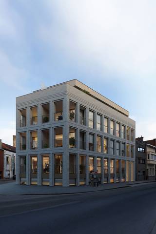 2 slaapkamer penthouse (03.01) voor een prijs van €427.800.<br /><br />Op een unieke locatie in Kortrijk, op wandelafstand van het station, het levendige stadscentrum, het Koning Albertpark én de groene Leieboorden bevindt zich Residentie Alpha – een stijlvolle, kleinschalige nieuwbouwrealisatie met 11 appartementen.<br /><br />Ruime penthouse met een bewoonbaar oppervlakte van ca. 88 m² en voorzien van moderne en energiezuinige technieken zoals vloerverwarming, warmtepomp, zonnepanelen en geavanceerd ventilatiesysteem D.<br /><br />Indeling als volgt: inkomhal met gastentoilet en vestiaire, berging/wasplaats, lichtrijke woonkamer met zit- en eethoek, open geïnstalleerde keuken met toegang tot terras van ca. 34,5 m². Het nachtgedeelte bestaat uit: nachthal, 2 slaapkamers en badkamer met dubbele wastafel en inloopdouche.<br /><br />Mogelijk tot aankoop aan 6% Btw-tarief onder voorwaarden.<br /><br />Voor meer informatie contacteer Imani op het nummer 0478 26 26 36.