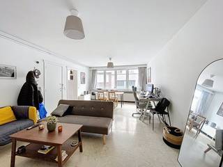 Op zoek naar een instapklaar 1-slaapkamerappartement in hartje Gent? Dan is dit gezellige appartement in de rustige Speldenstraat precies wat je nodig hebt.Dit appartement situeert zich nabij de Vrijdagmarkt, pal in het centrum van Gent en op wandelafstand van alle nodige faciliteiten zoals drink- en eetgelegenheden, winkels en openbaar vervoer.Indeling van het appartement: leefruimte met voorzien van veel lichtinval - keuken - slaapkamer met badkamer (lavabo, douche en toilet) - kelderberging De gemeenschappelijke kosten, onder de vorm van een provisie, bedragen 90,00 EUR en dienen voor het onderhoud van de gemene delen.Beschikbaar vanaf 01/01/2026.