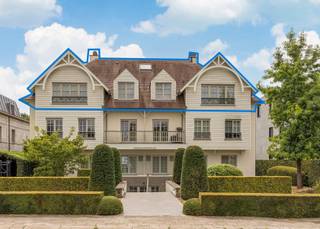 <p>Op een absolute toplocatie in het begeerde Schilde bevindt zich dit uitzonderlijke villa-appartement, waar architectuur, comfort en hoogwaardige afwerking samensmelten tot een unieke woonbeleving.</p>
<p><strong>2</strong><strong>DE</strong><strong>VERDIEPING<br /></strong>De royale <strong>inkomhal van 22m²</strong> op Carrara marmer met stijlvolle vestiaire en gastentoilet, vormt de indrukwekkende entree van dit eigendom. Aansluitend bevindt zich de <strong>leefruimte / salon van 37m²</strong> op parketvloer in massieve eik met sfeervolle gashaard en op maat gemaakte kasten.</p>
<p>De hyper geïnstalleerde <strong>leef-eetkeuken van 24m²</strong> op natuursteen<strong>,</strong> strategisch gelegen tussen de woonkamer en de eetkamer, werd volledig uitgerust met hoogwaardige “Miele” toestellen, waaronder een inductiekookplaat, hete lucht oven, micro oven, stoomoven, twee ingebouwde friteuses, een koffiecorner, een op maat gemaakte walkin koelcel, alsook een praktische bijkeuken en berging. <br />De <strong>eetkamer van 37m²</strong> op massieve eiken parketvloer is tevens voorzien van ingemaakte kasten en een sfeervolle open haard op gas.</p>
<p>De keuken sluit tevens naadloos aan op het zuidwest georiënteerde <strong>terras van 33m²,</strong> voorzien van zonnetent, sfeerverlichting, geïntegreerde Bang & Olufsen speakers en terrasbranders.</p>
<p>De <strong>hoofdslaapkamer </strong>met ensuite <strong>dressing van 40 m²</strong> bevat maatkasten en een centraal ladenblok, gevolgd door een luxueuze <strong>badkamer van 16m²</strong> op marmeren vloer met ligbad, regendouche, dubbel marmeren lavabomeubel, spiegelkasten, linnenkasten en toilet.<br />Via de hall toegang naar de <strong>2de slaapkamer van 18m²</strong> met maatkasten en een ensuite <strong>badkamer van 10m², </strong>voorzien van ligbad, inloopdouche met geïntegreerde zonnebank, dubbel lavabomeubel en toilet.</p>
<p>Aparte ruime <strong>wasplaats van 11m²</strong> volledig ingericht met maatkasten, marmeren werkblad, uitgietbak en ergonomisch geplaatste aansluitingen voor wasmachine en droogkast.</p>
<p><strong>VERDIEPING<br /></strong>De verdieping biedt tal van mogelijkheden, met een <strong>3de slaapkamer van 25m²</strong> voorzien van maatkasten, toegang tot een tweede <strong>zonneterras van 25m²</strong>, een <strong>3de badkamer</strong> met douche, lavabo en toilet én een zolderberging.</p>
<p>De <strong>polyvalente ruimte van 29m²,</strong> momenteel ingericht als fitnessruimte, leent zich perfect als 2de leefruimte, geschikt als studio, met toegang tot terras en zolderbergingen.</p>
<p><strong>KELDERVERDIEPING<br /></strong>In de ondergrondse verdieping bevinden zich maar liefst <strong>4 autostaanplaatsen en 4 private bergingen. </strong></p>
<p><strong>BIJZONDERHEDEN<br /></strong>Lift, cv op aardgas deels vloerverwarming, 5,2 m hoge inkomhal, dubbele veiligheidsdeur, volledig uitgerust alarmsysteem, ingebouwde spots, led verlichting, dimmers, videofoon, alle leefruimten en slaapkamers zijn voorzien van airco. Bang & Olufsen en Bose installatie, met ingebouwde speakers doorheen het volledige appartement, 1 laadpaal voor electrisch voertuig, terrasverwarming, dubbele beglazing, schrijnwerk in hout, eiken deuren, sunscreens, waterontharder en waterdrukverhoger.</p>
<p><strong>POSITIEVE PUNTEN<br /></strong>Tijdloze & luxueuze afwerking<br />4 slaapkamers & 3 badkamers<br />Zuidwest georiënteerde terrassen<br />Maatkasten doorheen het hele appartement<br />TOP locatie vóór het dorp van Schilde<br />Mogelijkheid tot co-housing of inwonend personeel<br />Op wandelafstand van winkels, scholen en openbaar vervoer.</p>