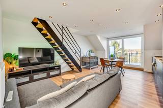 Voor meer info of een bezoek, bel 053 59 49 33 - In het centrum van Geraardsbergen vinden we deze volledig gerenoveerde duplex terug. Deze...