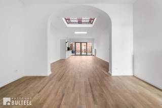 Deze instapklare woning is gelegen nabij het centrum van Sint-Niklaas. Op het gelijkvloers bevindt zich de ruime leefruimte met open keuken, een badkamer en een apart gastentoilet. Aansluitend aan de keuken is er toegang tot het terras, dat zorgt voor een aangename buitenruimte. Op de eerste verdieping bevinden zich twee slaapkamers en een vaste trap die toegang biedt naar een derde slaapkamer en een balkon. De woning beschikt over een EPC-label B, een conforme elektriciteitsinstallatie en centrale verwarming op aardgas. Gelegen op korte afstand van winkels, diverse voorzieningen en openbaar vervoer. Contacteer ons gerust voor een plaatsbezoek!