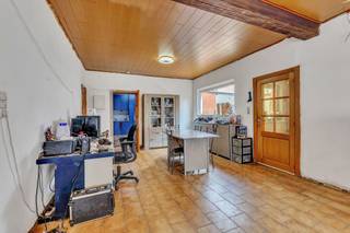 <p>In een rustige straat in <strong>Lede</strong> vinden we deze <strong>te renoveren</strong> woning met <strong>3 slaapkamers</strong> en een <strong>garage</strong>. Via de inkomhal komen we in de <strong>ruime leefruimte</strong> terecht. Via de leefruimte is er directe toegang tot de keuken. Op het <strong>gelijkvloers</strong> vinden we ook nog de badkamer terug, die voorzien is van een <strong>ligbad</strong>. Via de keuken kunnen we ook het <strong>terras</strong> betreden. Via een vaste trap betreden we de <strong>eerste verdieping,</strong> waar we <strong>3 volwaardige slaapkamers</strong> terugvinden. Via een uittrekbare trap vinden we de <strong>zolder</strong> terug, die kan dienen als <strong>stockageruimte</strong>. Verder is er nog een <strong>ruime garage</strong> voorzien. Het <strong>dak</strong> werd <strong>vernieuwd in 2024</strong>. <strong>Rustige ligging - Dak vernieuwd - Garage</strong></p><p></p><p>De verkoper behoudt zich het recht voor om elk bod, ongeacht de hoogte ervan, te aanvaarden of te weigeren.</p>