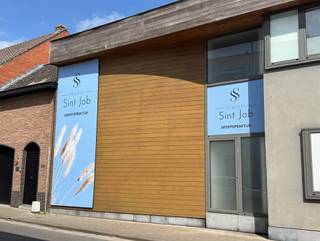 <p><span>In deze aangename groepspraktijk in Aalst zijn er verschillende gemeubelde praktijkruimtes beschikbaar. </span></p><p><span>Bij Studio Sint-Job komen verschillende disciplines en expertises samen onder één dak. Onze logopedisten, psychologen, diëtisten, massagetherapeuten en schoonheidsspecialisten werken elk vanuit hun eigen vakgebied, maar delen één gemeenschappelijke visie.</span></p><p><span> </span></p><p><span>Het concept is ideaal voor </span><span>paramedici</span><span>, zoals logopedisten, kinesisten, podologen, diëtisten en psychologen, maar ook voor </span><span>ambulante zorgverstrekkers & consultatie-artsen</span><span> (zoals dermatologen, esthetische artsen, psychiaters of osteopaten) en </span><span>schoonheidsverzorgers.</span></p><p><span>Er zijn verschillende praktijkruimtes beschikbaar, waaronder kabinetten met behandeltafel en ruimtes ingericht met bureau en/of zithoek.</span></p><p><span>De praktijkruimtes bevinden zich op </span><span>een toplocatie nabij de E40</span><span> en beschikt over </span><span>gratis parkeergelegenheid</span><span> voor huurders en bezoekers. </span></p><p><span>De ruimtes zijn </span><span>volledig instapklaar</span><span>. Bij de huur zijn onder meer meubilair, schoonmaak en nutsvoorzieningen inbegrepen. </span></p><p><span>Dankzij de verschillende </span><span>flex- en fixformules</span><span> bepaal je zelf wanneer je de praktijkruimte gebruikt. Zo kies je jouw eigen dagen en uren per maand wanneer je de praktijkruimte wilt huren. </span></p><p><span>Een professionele praktijkruimte, zonder de zorgen en kosten van een eigen praktijk. Gebruik van 1 dag per week bedraagt 390 euro per maand.</span></p><p><span> </span></p><p><span>Verschillende modules:</span></p><p><span>Flex dagdeel </span><span>- </span><span>4 uur (</span><span>dagdeel: 8u-12u / 12u30-16u30 / 17u-21u)</span><span> - 40 euro/dagdeel 4 u</span></p><p><span>Flex - volledige dag: </span><span>Beschikbaar van 8u - 21u</span><span> - 100 euro/ dag</span></p><p><span>Zoek je een kabinet voor meerdere dagen per week? Of kies voor zekerheid voor 12 maand? Vraag naar de prijzen en mogelijkheden en geniet van de korting. Prijs op aanvraag.</span></p>
