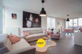 Deze recente halfopen bebouwing uit 2021 biedt een ideale combinatie van comfort, energiezuinigheid en een landelijke ligging dichtbij het centrum van Aartrijke. De woning beschikt over een lichtrijke leefruimte met open, volledig ingerichte keuken en directe toegang tot het zonnig terras en de tuin. Dankzij de uitstekende isolatie, CV op aardgas, ventilatie C+ en 8 zonnepanelen geniet je hier van een lage energiefactuur (label A, geen renovatieplicht). Op het gelijkvloers vind je verder een praktische berging, een extra buitenberging, ideaal voor fietsen, en een apart toilet. De eerste verdieping omvat drie volwaardige slaapkamers, een mooie badkamer met dubbele lavabo en douche, en een tweede apart toilet. Buiten kan je genieten van een onderhoudsvriendelijke tuin rondom de woning en een ruim terras. De carport met bijkomende parkeerplaats en de oprit maken het plaatje compleet. Met een regenwaterput van 10.000 liter, vliegenramen, veel opbergruimte en moderne afwerking is dit een instapklare woning waar je meteen kan thuiskomen. Kortom, een energiezuinige en perfect onderhouden gezinswoning op een aangename en rustige locatie.<br />De vermelde prijs is een richtprijs. Elk bod hoger of lager dan de vermelde prijs wordt overgemaakt aan de eigenaar die zich het recht voorbehoud om dit al dan niet te aanvaarden. EPC: 73 kWh/m² (Vg, Wg, Gmo, Gvkr, Gvv) Ref. OU28344