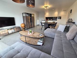 <p><span>Ce magnifique appartement, prêt à emménager, est situé au premier étage d'un petit immeuble, en plein cœur de Berlaar. Grâce à sa situation centrale, les commerces, les écoles et les transports en commun sont accessibles à pied.</span></p><p><span>L'appartement offre une surface habitable de </span><span>88 m²</span><span> et dispose de </span><span>2 chambres</span><span>. Construit récemment </span><span>,</span><span> en </span><span>2019</span><span>,</span><span> il </span><span> offre, grâce à ses finitions contemporaines, tout le confort et le luxe nécessaires pour y vivre en toute sérénité.</span></p><p><span>La terrasse de 18,5 m² exposée plein sud</span><span>constitue un atout indéniable </span><span>, où vous pourrez profiter pleinement de la vie en plein air.</span></p><p><span>Sur le plan énergétique également, cet appartement obtient d’excellents résultats avec un </span><span>label PEB A</span><span>. Cela est notamment dû à ses bonnes performances d’isolation, au chauffage au gaz naturel, à la climatisation dans le salon et aux panneaux solaires installés. L’installation électrique a en outre </span><span>été contrôlée et déclarée conforme</span><span>.</span></p><p><span>Les places de parking se trouvent à l’arrière de l’immeuble. L’appartement </span><span>comprend un abri de voiture équipé d’une borne de recharge</span><span>.</span></p><p><span>De plus, la propriété dispose d’un vaste </span><span>jardin de 357 m</span><span>². </span><span>L’achat de</span><span> ce jardin n’est </span><span>pas obligatoire</span><span>.</span></p><p><span>En résumé : un appartement moderne, économe en énergie et entièrement prêt à emménager, bénéficiant d'un emplacement exceptionnel à Berlaar, avec terrasse, abri de voiture et possibilité d'acheter un grand jardin.</span></p><p><span>Faibles charges de copropriété.</span></p><p><span> </span></p><p><span>Intéressé ?</span><span><br />Contactez </span><span>Dupont Vastgoed</span><span> au </span><span>015 15 15 15</span><span> pour plus d’informations ou pour organiser une visite sur place </span><span>.</span></p><p><span> </span></p>