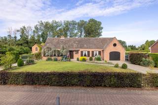 <p><strong>Solide en zeer ruime woning van 167 m² met o.a. 4 slaapkamers en een inpandige garage. De zeer ruime zolder biedt mogelijkheden tot uitbreiding en de volledige onderkeldering is een grote troef bij een renovatie. EPC Label-F<br /><br />Ligging: </strong>De woning ligt net buiten de dorpskern van het gezellige dorpje Stelen, een deeldorp van de Stad Geel. Zeer centraal tussen Geel en Westerlo en de omliggende gemeenten alsook op een boogscheut van op-en afrit van de E313.<br /><br /><strong>Indeling: -1: </strong>Kelder (met buitentrap) <strong>0: </strong>Inkomhal met vestiaire en toilet, leefruimte, keuken met eethoek, veranda, nachthal, 4 slaapkamers, inpandige garage <strong>+1: </strong>ruime zolder <strong>tuin </strong>met bijgebouw<br /><br /><strong>Beschrijving: </strong>Deze woning werd gebouwd in 1978 en betreft een oerdegelijke constructie. Ze beschikt over een uitzonderlijke gevelbreedte van 20m. en ligt op een perceel van maar liefst 31m. breed. De woning werd steeds goed onderhouden en beschikt over een solide basis, maar is aan renovatie en modernisatie toe.<br /><br />De woning heeft een klassieke indeling en beschikt over een inkomhal met vestiairekast en toilet. Van hieruit is er toegang naar de leefruimte en aansluitend de keuken. Achter de keuken en leefruimte grenst de veranda, die uitkijkt over de tuin.<br />De nachthal biedt toegang naar de 4 slaapkamers, badkamer én inpandige garage.<br /><br />Als extra troeven biedt de woning nog een volledige onderkeldering, die zowel vanuit de keuken als van buitenaf toegankelijk is. Dankzij een aantal ramen is hier natuurlijke lichtinval.<br />Ook de gigantische zolder biedt mogelijkheden als u wenst uit te breiden of voor stockage.<br /><br />Buiten zijn de tuin en het terras op het Westen gericht. Ideaal dus om van de avond-en middagzon te genieten, terwijl de kinderen in de tuin spelen. Van achterburen is geen sprake, aangezien de tuin achteraan grenst tegen de velden. Een mooi zicht is dus verzekerd!<br />Voor de autoliefhebber of hobbyist is een bijgebouw van +- 70m² ook aanwezig.<br /><br /><strong>Bijzondere informatieplicht:</strong> omgevingsvergunning stedenbouwkundige handelingen uitgereikt, woongebied, geen rechterlijke herstelmaatregel of bestuurlijke maatregel opgelegd, geen voorkooprecht ruimtelijke ordening, omgevingsvergunning voor verkavelen van gronden uitgereikt<br /><br />Deze woning valt onder de renovatieplicht. Voor meer info, kijk op de website van het Vlaams Energie- en Klimaatagentschap:<strong> https://energiesparen.be/renovatieverplichting<br /><br />Voor meer info of een bezoek ter plaatse neem contact op via 014/95 37 50.</strong></p>