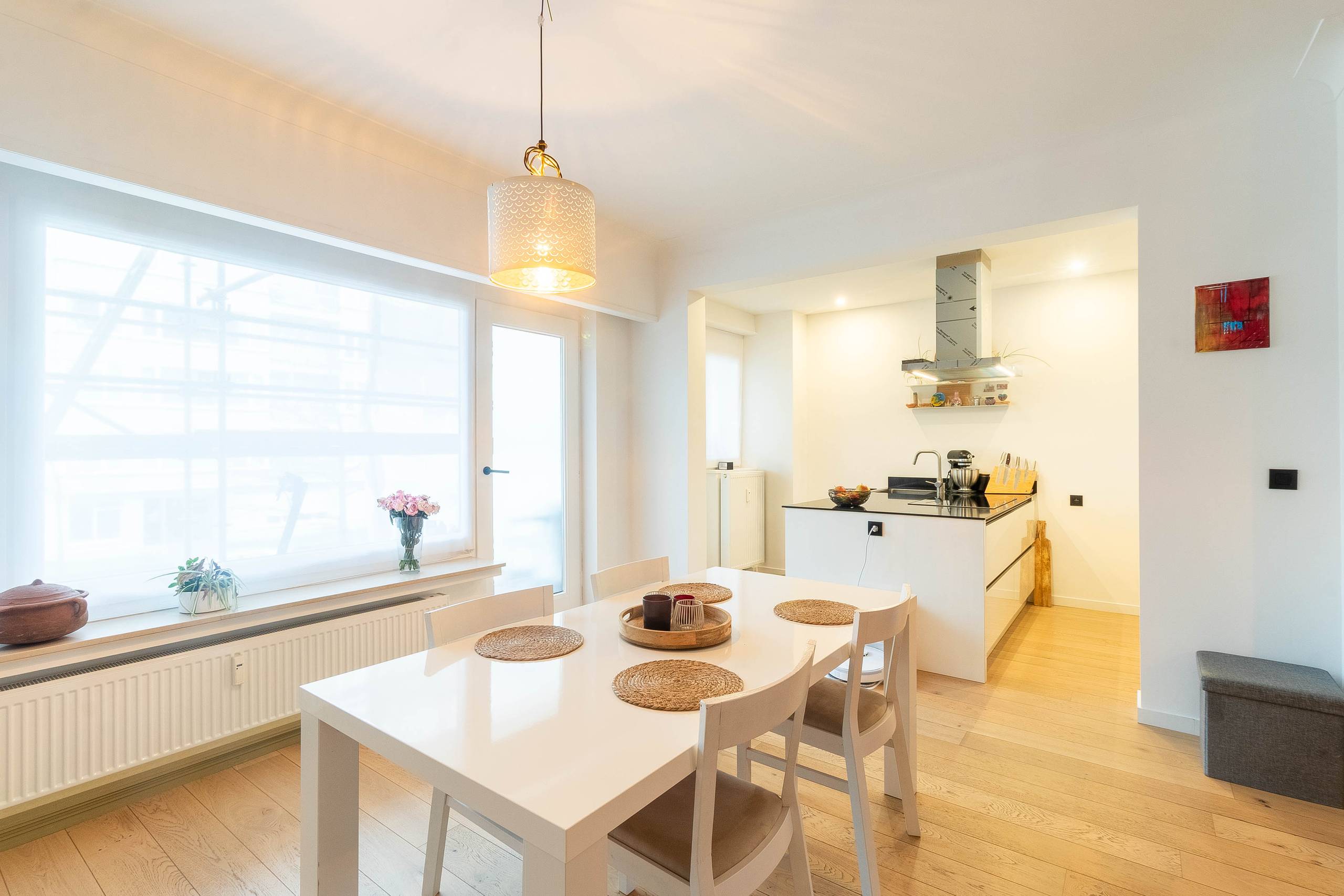 Stijlvol gerenoveerd appartement met autostaanplaats! - foto 4