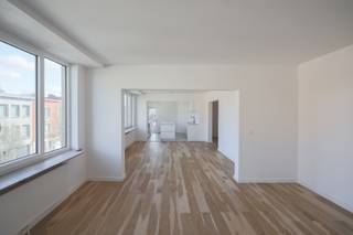 <p>Op zoek naar een appartement dat niet alleen “goed” is, maar gewoon… klopt?<br />Welkom op de Vlaamse Kunstlaan, in de Tentoonstellingswijk. Rustig, groen en tegelijk verrassend centraal.<br /><br />Neem de lift naar de tweede verdieping en stap binnen in een appartement dat net volledig werd vernieuwd. Fris, strak en klaar voor een nieuw verhaal.</p>
<p>De inkomhal verwelkomt je met een apart toilet en leidt je naar de leefruimte.<br />En daar gebeurt het. Licht. Véél licht.<br />Grote ramen, een open gevoel en een ruimte die je meteen naar je hand wil zetten. Of je nu houdt van lange diners, gezellige avonden of gewoon languit in de zetel na een drukke dag, hier kan het allemaal.</p>
<p>De keuken sluit mooi aan en is volledig uitgerust. Compact genoeg om praktisch te blijven, maar open genoeg om altijd verbonden te zijn met wat er leeft in huis.<br />En dat balkonnetje? Ideaal voor een snelle koffie, een frisse neus of een mini-break tussen meetings door.<br /><br />Verderop brengt de nachthal je naar de badkamer met inloopdouche en dubbele lavabo: strak, modern en gewoon goed.<br />En dan de slaapkamers. Twee in totaal. Rustig gelegen en aangenaam van formaat.</p>
<p>Maar de echte bonus?<br />Eén van de kamers geeft uit op een zuidwest georiënteerd terras. En geloof ons: dat is zo’n plek waar je “even vijf minuten buiten” plots een uur wordt. Zon op je gezicht, wat groen rondom je en vooral… rust.</p>
<p>Ook praktisch zit je hier goed: lift aanwezig, gebouw technisch in orde en de mogelijkheid om een autostaanplaats aan te kopen (€35.000).</p>
<p>En dan is er nog de buurt.<br />Je woont hier tussen het groen van Den Brandt, Nachtegalenpark en het Middelheimpark, maar evengoed sta je in no time in het centrum van Antwerpen. Alles dichtbij, zonder dat het druk aanvoelt.</p>
<p>Kom je het zelf ontdekken? Grote kans dat je niet meer weg wil...</p>
<p><br />Vg, Wg, Gvkr, Gmo, Gvv – niet gelegen in overstromingsgevoelig gebied.</p>