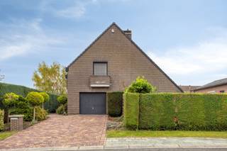 Op zoek naar een comfortabele, energiezuinige woning op een toplocatie? Deze goed onderhouden vrijstaande woning in de J. Van Boendaelelaan combineert ruimte, licht en praktische extra’s.
Waarom deze woning zo aantrekkelijk is:
- Lichte en ruime leefruimte met gezellige open haard;
- Volledig ingerichte keuken;
- 3 slaapkamers, met mogelijkheid om de zolder af te werken tot extra slaap- of leefruimte;
- Onderkelderd + garage met autolift!!
- Zonnepanelen, zonneboiler en airco;
- Energiezuinig (EPC B).
Alles wat Landen zo aantrekkelijk maakt – station, winkels, scholen en horeca – ligt op wandelafstand.
Interesse? Neem contact op met Immo Billie!