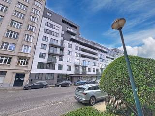 Près du nouveau Centre Pompidou, de Tour &amp; Taxi et de la gare du Nord, à l'Avenue de l'Héliport 42, à Bruxelles, ensemble de 4 emplacements de parking au  -1 d'un bâtiment récent. Par pièce ou autres quantités possibles (25 000 euros/pièce).<br />Idéal comme investissement ou pour un usage personnel.<br />Actuellement loué via BePark.