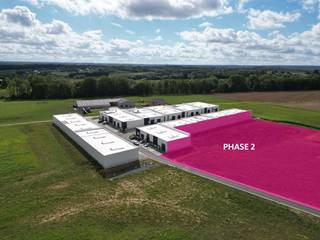 ONTDEK BUSINESS PARK GEORGES TIJDENS ONZE OPENDEURDAGEN
Meer informatie via zabra.be/georges.
Deze KMO-unit bevindt zich in Business Park Georges, een gloednieuw bedrijvenpark in Saint-Georges-sur-Meuse, vlak bij de E42 tussen Luik en Namen. Dankzij de strategische ligging geniet je van een uitstekende bereikbaarheid en een vlotte verbinding naar de belangrijkste economische centra van Wallonië.
De unit heeft een oppervlakte van 177 m² en beschikt over 2 privatieve parkeerplaatsen. Dankzij het raam op het gelijkvloers geniet je van extra lichtinval en een professionele uitstraling. Bovendien biedt de vrije hoogte van 5,65 meter tal van mogelijkheden voor stockage, een atelier of een bedrijfsruimte op maat van jouw onderneming.
Troeven:
• gelegen in een nieuw bedrijvenpark vlak bij de E42 Luik-Namen
• 177 m² bruikbare ruimte
• raam op het gelijkvloers voor extra lichtinval
• 2 privatieve parkeerplaatsen
• mogelijkheid tot mezzanine
• interessant voor eigen gebruik of investering
Bezoek Business Park Georges tijdens één van onze opendeurdagen of contacteer ons voor meer informatie op het nummer 0472 89 60 18. Onze vertegenwoordigers staan je graag te woord.
