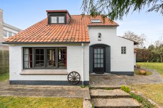 <p><u><strong>Te koop:</strong></u> karaktervolle open bebouwing in Wezembeek-Oppem, gelegen in de Jan Baptist De Keyzerstraat, op een ideale locatie nabij scholen, openbaar vervoer en invalswegen.<br /><br />Deze woning uit 1949 combineert authentieke elementen met een lichtrijke indeling. De ruime tuin van 310 m² biedt mogelijkheden voor ontspanning en buitenleven. Dankzij de centrale ligging in een residentiële woonkern geniet u van een rustige omgeving met alle voorzieningen binnen handbereik.<br /><br /><u><strong>Belangrijkste ruimtes:</strong></u><br />• Lichtrijke woonkamer met open haard en toegang tot de eetkamer<br />• Functionele keuken<br />• Twee slaapkamers<br />• Badkamer met ligbad, toilet en enkele spoelbak<br />• Bureelruimte<br />• Inkomhal met videofoon en ingemaakte kast<br />• Kelder met wasmachine-aansluiting, ketelruimte en inpandige garage<br />• Zolder bereikbaar via zolderluik<br />• Oostgerichte tuin met terras en tuinhuis<br /><br /><u><strong>Troeven:</strong></u><br />• Authentieke elementen die het karakter van de woning bewaren<br />• Ideale ligging nabij scholen, openbaar vervoer en invalswegen<br />• Lichtrijke woning met aangename indeling<br /><br />Meer informatie of een bezoek met Lynn Gorin? Contacteer ons via +3223351115<br />JOUW DROOMHUIS. ZO GEVONDEN!</p>