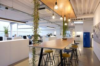 Perfectly furnished office floor (approx. 500 m²) on the first floor for rent on the Leite. The entire office area is approximately 500 m² and has...