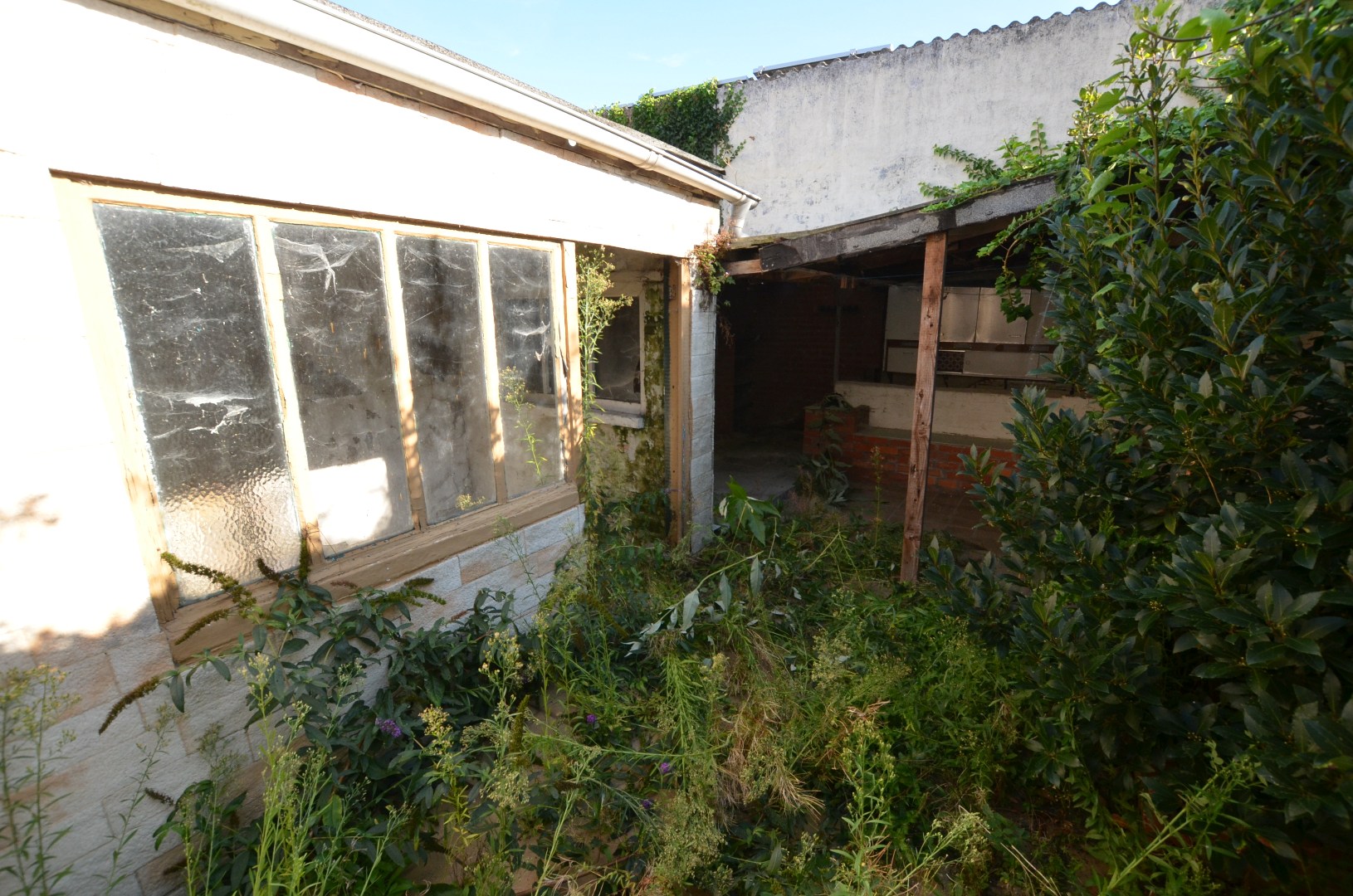 Te renoveren woonhuis met tuin - foto 3