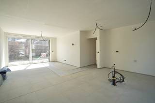 Ontdek dit exclusieve nieuwbouwproject in het centrum van Assenede, op de hoek van de Diederikstraat en de Kriekerijstraat. Dit kleinschalige project omvat vijf stijlvolle appartementen en twee moderne woningen, waarbij comfort, energiezuinigheid en een hoogwaardige afwerking centraal staan. Elke entiteit beschikt over een private parkeerplaats en bewoners kunnen gebruikmaken van een gemeenschappelijke fietsenberging. Bovendien krijgt u als koper nog de vrijheid om zowel de keuken als de badkamermeubels volledig naar eigen smaak samen te stellen, zodat uw nieuwe thuis perfect aansluit bij uw persoonlijke woonwensen.<br /><br />Dit stijlvolle gelijkvloerse appartement beschikt over een bewoonbare oppervlakte van 105,30 m² en omvat 2 ruime slaapkamers, een lichtrijke leefruimte met open keuken en een praktische bergruimte voor technieken en wasplaats.<br /><br />Buiten geniet u van een privatieve tuin van 21,56 m² met een aangenaam terras van 10,56 m², ideaal om in alle rust te ontspannen.<br /><br />Een extra troef is de volledig afzonderlijke inkom, waardoor u het appartement kunt bereiken zonder gebruik te maken van de gemeenschappelijke delen.<br /><br />Meer info of een bezoek? Bel WIJSvastgoed +32 9 395 80 10 !