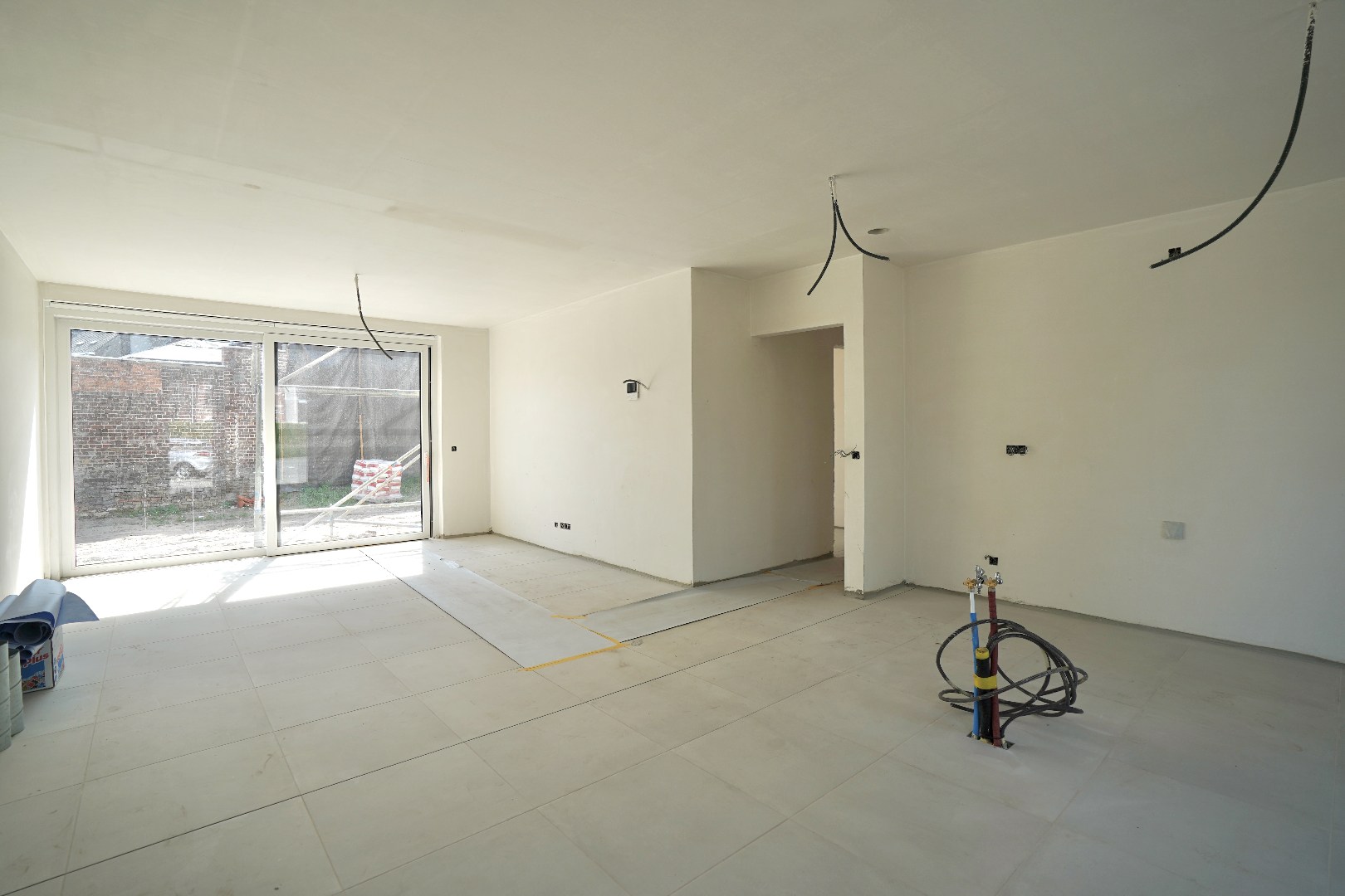Gelijkvloers nieuwbouwappartement met private inkom en tuin - foto 2