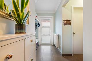 Instapklare ruime woning gelegen in een rustige dooplopende straat.Indeling:Inkomhall met afzonderlijk toilet, woonkamer, volledig ingerichte keuken,...