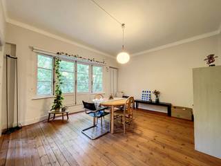 Ligging<br /><br />Dit prachtig bemeubeld appartement in Gent geniet van een unieke ligging aan het miljoenenkwartier. Het appartement is gelegen in de Fleurusstraat en bevindt zich op een wandelafstand van het mooiste park van Gent. Dankzij de nabijheid van openbaar vervoer en invalswegen geniet u van vlotte verbindingen van en naar centrum Gent. In de buurt is er een ruim aanbod aan winkels, scholen, sport en ontspanning.<br /><br />Indeling<br /><br />U betreedt het appartement in de inkomhal die tot de woonkamer leidt met veel natuurlijk licht. Aansluitend is er nog een leefruimte die ook als slaapkamer kan dienen. Verder is er de slaapkamer terug te vinden met toegang tot de badkamer met inloopdouche en wastafel. De keuken is volledig uitgerust met kookplaat, oven, frigo en vaatwasser. Er is eveneens een wasmachine en droogkast aanwezig. Het appartement wordt bemeubeld verhuurd. <br /><br />Bent u op zoek naar een uniek gelegen appartement? Dan is dit appartement iets voor u.<br /><br />Forfait gemene kosten: €25/maand<br />Beschikbaar: te bespreken