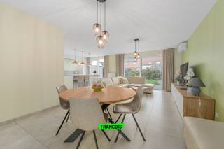 Deze woning wordt verkocht onder registratierechten – geen 21% BTW.Gelegen in de Ward Ruyslincklaan 5, een rustige straat op korte afstand van het...