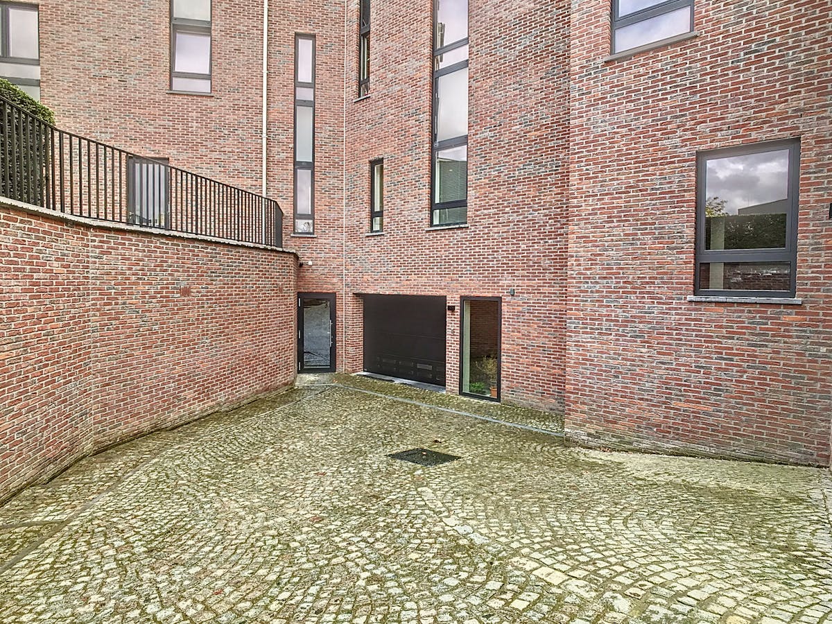 Afgesloten garagebox op een centrale ligging te Rumbeke. - foto 2