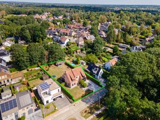 <p>Deze prachtige villa aan de Marnixdreef in Lier biedt alle ruimte en comfort voor een luxueuze levensstijl. Met een royale bewoonbare oppervlakte van 370 m² is dit pand perfect voor gezinnen of individuen die op zoek zijn naar een thuis met tal van mogelijkheden.<br /><br />Gelegen in een rustige en groene omgeving geniet u hier van de nodige sereniteit, terwijl het stadsleven toch vlakbij is. De villa heeft een eigentijdse uitstraling en beschikt over een praktische indeling die perfect aansluit bij de moderne woonwensen.<br /><br />Bij binnenkomst wordt u verwelkomd in een ruime inkomhal die toegang biedt tot het gastentoilet, de bureauruimte en de lichtrijke woonkamer, die naadloos aansluit op de open keuken.<br />Verder vinden we op het gelijkvloers een gezellige zithoek met houthaard, een handige wasberging en een ruime garage (26 m²) met automatische poort en aparte ingang.<br /><br />Via de inkomhal bereiken we de nachthal, die toegang geeft tot alle kamers op de eerste verdieping. De ruime hoofdslaapkamer (20 m²) geniet van een prachtig uitzicht op de tuin en beschikt over een royale dressing en een volledig geïnstalleerde en-suitebadkamer.<br />Op de eerste verdieping bevinden zich daarnaast nog twee slaapkamers (19 m² en 16 m²), een apart toilet en een tweede badkamer, uitgerust met een inloopdouche en dubbele lavabo.<br /><br />Ook beschikt de woning over een zeer ruime zolderverdieping (80 m²) met tal van mogelijkheden. Er is reeds een vaste trap voorzien en dankzij de betonplaat tussen de verdiepingen biedt deze ruimte heel wat potentieel voor verdere inrichting.<br /><br />Ten slotte is er nog de ruime tuin met tuinhuis/poolhouse, een absolute meerwaarde voor deze reeds bijzonder complete woning.<br /><br />Troeven:<br />+ Zeer ruime woning<br />+ Toplocatie nabij het groen en het centrum van Lier<br />+ Kwalitatieve afwerking met ingemaakt schrijnwerk<br />+ Gunstig EPC-label C<br />+ Ruime en polyvalente zolder<br />+ 3 slaapkamers<br />+ Ruime oprit<br />+ Tuin met poolhouse<br /><br />Heeft u interesse in deze prachtige villa en wenst u een bezoek ter plaatse in te plannen? Aarzel dan niet om ons te contacteren via het nummer 03 337 50 70 of via info@vbvastgoed.be</p>