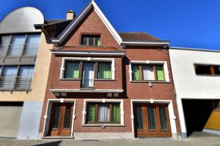 In het bruisende hart van Gullegem bevindt zich deze karaktervolle woning met een gezellige en charmante gevel. Achter deze uitnodigende...