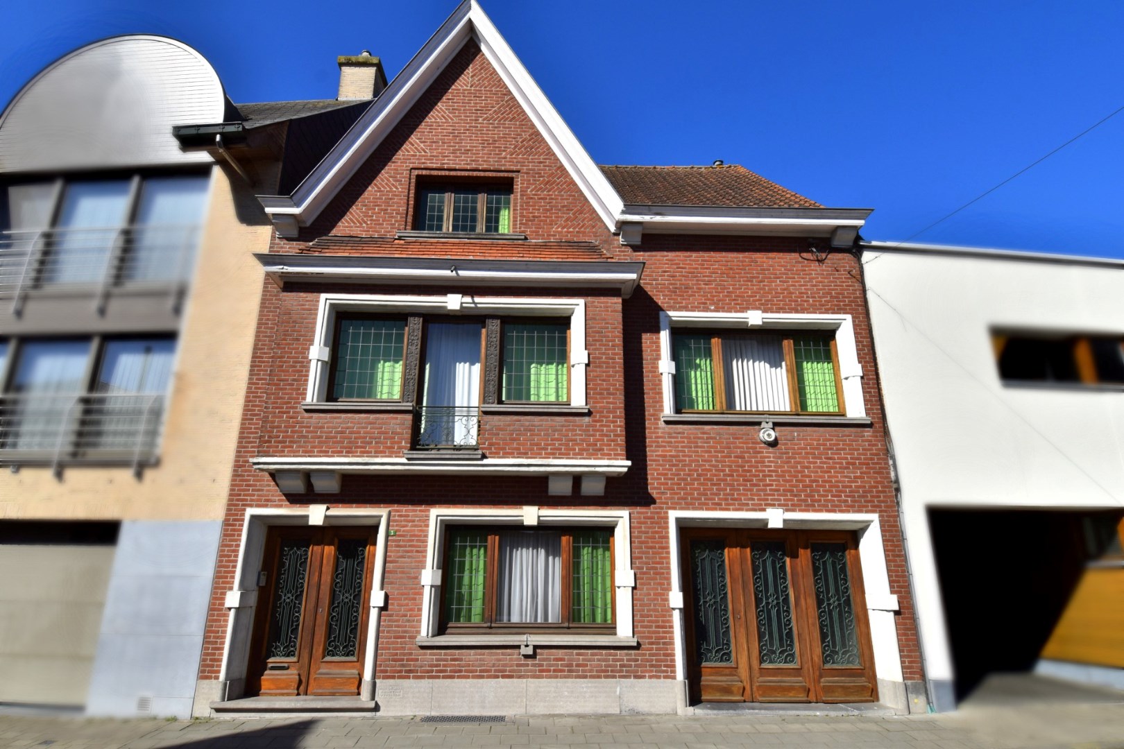 Charmante eigendom met 3 slaapkamers, 80 m² zolder, inpandige garage en zonneterras te koop in Gullegem-centrum - foto 1