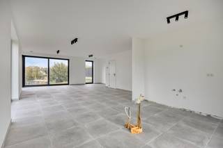 Deze woning situeert zich in een gezellige, residentiele woonwijk op een boogscheut van het centrum van Halle. Station van Halle op minder dan 5 km.<br />Indeling: inkomhal met toilet, woonkamer met open keuken (keuken is nog te voorzien door koper), garage met elektrische poort. Tuin en terras nog aan te leggen door koper.<br />Op de verdieping: nachthal met 2de toilet, 3 slaapkamers (15m², 10m² en 9,50m²), een smaakvol ingerichte badkamer, een 2de douchekamer en een praktische berging met aansluiting voor de wasplaats.<br />Nieuwbouwwoning aan te kopen onder registratie ipv BTW. Buitenkans!<br />Troeven: EPC A, zonnepanelen, ventilatiesysteem D, regenwaterpomp, vloerverwarming op gelijkvloers, lichtarmaturen zijn reeds voorzien.<br />Aarzel niet voor een bezoek en neem contact met Isa op het nr 0477/38 99 74 of op isa@woonkantoor.be