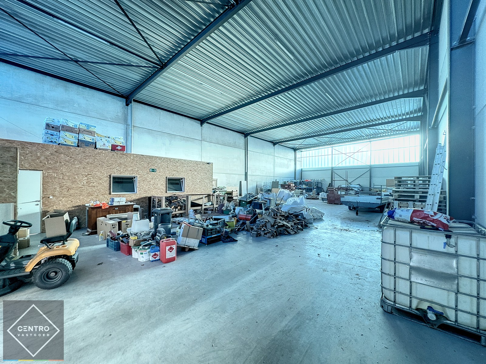 Recent (° 2019) en goed geïsoleerde NB OPSLAGRUIMTE (488m²) met hoge sectionaalpoort en 4-tal private parkings voor de deur. Op ambachtelijke zone te Oostende. - foto 3