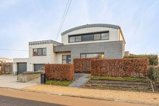 <strong>RECENTE (2003) EN ZEER RUIME VILLA MET 3 (MOGELIJK 5) SLAAPKAMERS, INPANDIGE GARAGE MET PLAATS VOOR 2 WAGENS, EN ZUIDELIJKE ORIENTATIE OP 9ARE 28 CENTIARE TE KERMT (HASSELT)</strong><br /><br />In de Molenstraat 79 te Kermt (Hasselt) ligt deze uitzonderlijk ruime en perfect onderhouden woning (gebouwd in 2003) op een perceel van 9 are 28 centiare, in een aangename, rustige straat met vlotte verbinding naar het levendige centrum van Hasselt en de omliggende natuur- en groenzones. Deze woning combineert ruimte, comfort en moderne technieken op een uiterst aantrekkelijke locatie.<br /><br />Bij het binnenkomen valt meteen de indrukwekkend hoge en lichtrijke leefruimte op, waar grote raampartijen én een sfeervolle gashaard zorgen voor een warme, uitnodigende atmosfeer. De prachtige open keuken is volledig uitgerust met kwalitatieve A-merk toestellen en vormt het kloppend hart van het huis. Aansluitend aan de leefruimte en met zicht op de tuin ligt een charmante veranda, een heerlijke plek om te genieten van het buitengevoel in alle seizoenen.<br /><br />De woning beschikt over drie volwaardige slaapkamers, elk met een aansluitende dressing, en twee stijlvol afgewerkte badkamers die rust en comfort uitstralen. De dressings van de kinderkamers kunnen ook perfect als extra slaapkamer dienen waardoor men over 5 slaapkamers beschikt. Zowel op het gelijkvloers als op de verdieping is er een aparte bureauruimte, ideaal voor thuiswerk of hobby’s. Daarnaast biedt een praktische kelder extra bergruimte.<br /><br />Buiten wacht een groot zuidelijk gericht terras, perfect om te ontspannen of gasten te ontvangen, en meerdere autostaanplaatsen voor uw comfort. Technisch is deze woning uitstekend uitgerust met 18 zonnepanelen, een zonneboiler en airconditioning in de slaapkamers en leefruimte, wat bijdraagt aan een gunstige energieprestatie met een EPC-label C (net geen B).<br /><br />Graag eens komen kijken? Bel ons op 011 96 51 76 of mail ons op info@momentumvastgoed.be