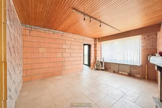 GESLOTEN BEBOUWING, klaar om verder af te werken en/of uit te breiden, gelegen op een perceel van 350 m² in WOONGEBIED te Oudenaarde. Dankzij...