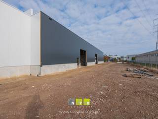 UNIT 3 VAN 550M² IN BEDRIJVENPARK GREMELSLO TE MAASEIK.KENMERKEN- oppervlakte: 550m²- 1 sectionaalpoort (4.00m breed x 4.20m hoog)- gevelbekleding:...