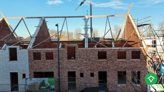 Deze nieuwbouwwoning is gelegen te Zande en bestaat uit:Gelijkvloers: inkomhal - gastentoilet - lichtrijke living met open ingerichte keuken -...