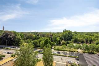 <p>Dit lichtrijke appartement van maar liefst 154 m² bevindt zich op de 7de verdieping en geniet van een panoramisch uitzicht over het stadspark van Aalst.</p><p>De eigendom omvat een ruime inkomhal, een bijzonder lichtrijke woonkamer met prachtig uitzicht, een afzonderlijk gastentoilet met lavabo en een extra salon dat naar wens kan worden ingericht als vierde slaapkamer, bureau, hobbyruimte of tweede zithoek. <br />Verder beschikt het appartement over een keuken, drie slaapkamers en twee badkamers.</p><p>Aan de leefruimte en keuken bevindt zich een terras met praktische berging. <br />Op niveau -1 beschikt het appartement bovendien over een extra privatieve berging.</p><p>Er is tevens de mogelijkheid om twee garageboxen aan te kopen, waarbij de dubbele garagebox wordt aangeboden aan €40.000 en de enkele garagebox aan €30.000.</p><p>Deze ruime en unieke eigendom biedt dankzij de royale oppervlakte, aangename indeling en uitzonderlijke ligging met zicht over het stadspark bijzonder veel potentieel. <br />Mits enkele opfrissingswerken kan hier een bijzonder comfortabel en stijlvol appartement worden gecreëerd.</p>