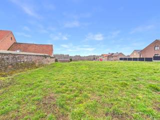 <p><span>In de rustige en landelijke Donkerstraat in Horpmaal bevindt zich deze mooie bouwgrond voor een halfopen bebouwing op een perceel van 5a 48ca. </span></p><p><span>Dankzij de centrale ligging zijn zowel Heers, Borgloon en Tongeren vlot bereikbaar. </span></p><p><span>De oprit van de E40 richting Luik en Brussel ligt op minder dan 9km. </span></p><p><span> </span></p><p><span>Het perceel is mooi hoog gelegen en geniet van een prachtig open zicht over de omliggende velden, wat zorgt voor een uitzonderlijk gevoel van ruimte en rust.</span></p><p><span> </span></p><p><span>De verkavelingsvoorschriften zijn ruim en laten de bouw van een landelijke woning toe met inplanting in het perceel. De maximum gevelbreedte bedraagt 9,74m en laat een bouwdiepte op het gelijkvloers van 16m toe. </span></p><p><span> </span></p><p><span>Dankzij de ligging is deze bouwgrond geschikt voor het realiseren van een ruime hedendaagse gezinswoning. De residentiële omgeving, gecombineerd met het landelijke karakter, maakt dit een ideale locatie voor wie comfortabel, rustig en groen wil wonen.</span></p><p><span> </span></p><p><span>Contacteer ons voor de bouwmogelijkheden of een bezoek ter plaatse!</span></p><p><span> </span></p><p><span>Pluspunten:</span></p><p><span>-</span><span> </span><span>landelijke ligging</span></p><p><span>- ruime woning mogelijk </span></p><p><span>- centrale ligging</span></p>