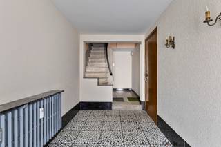 <p>Gelegen aan de begeerde Koning Albertlaan in Kessel-Lo biedt dit solide appartementsgebouw met 4 units, van elk een 80 m², en 20 garageboxen een zeldzame investeringsopportuniteit. De locatie garandeert vlotte bereikbaarheid én blijvende aantrekkingskracht voor bewoners of huurders.<br /><br /><br />De Koning Albertlaan ligt in een residentiële en tegelijk levendige buurt van Kessel-Lo, vlakbij Leuven. Deze ligging combineert rust met bereikbaarheid: winkels, scholen en openbaar vervoer bevinden zich op wandelafstand. Het station van Leuven, sportfaciliteiten en het Provinciedomein liggen op een boogscheut, wat de aantrekkingskracht voor zowel bewoners als huurders versterkt. Dankzij de nabijheid van grote invalswegen (E314, Tiense- en Diestsesteenweg) is dit een bijzonder strategische locatie voor wie wil wonen of investeren in de directe rand van Leuven.<br /><br /></p>
<p>Het gebouw is structureel in goede staat, maar vraagt om een opfrissing. Zowel de appartementen als de garageboxen kunnen met een gerichte renovatie worden opgetild naar een hedendaags niveau dat aansluit bij de huidige marktvraag.<br /><br /></p>
<p>Voor ontwikkelaars biedt dit pand stevige herontwikkelingsmogelijkheden, bijvoorbeeld via opsplitsing, verhuring of reconversie. Particuliere investeerders vinden hier een solide basis voor een mooie en stabiele meeropbrengst.<br /><br /></p>
<p>Kortom: wie vandaag durft te investeren in een gebouw met toekomstwaarde, legt hier de basis voor een sterk rendement. Ideaal voor wie visie heeft én kansen herkent op een toplocatie als deze.<br /><br /><br />Voor meer info en voor het bekijken van de mogelijkheden, contacteer: bvm-vastgoed op 016 23 21 45 of via info@bvm-vastgoed.be .</p>