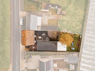 Welkom bij deze buitengewone kans om een knappe eigendom te bezitten met enorm veel potentieel. Deze gezinswoning met horecazaak/handelsruimte, gelegen in een groene omgeving nabij de fiets- en wandelroutes van het Vrijbos, is een zeldzame vondst die je niet mag missen. Ontdek dit pand rechtstreeks van de eigenaars en laat je verbazen door de ruime bewoonbare oppervlakte en de talloze mogelijkheden.<br /><br />Deze woning biedt niet alleen een ideale plek om te wonen, maar heeft ook het potentieel om te worden ingericht als vakantiewoning. Met voldoende ruimte en functionele indeling is deze eigendom geschikt om gasten te ontvangen en een gezellige, ontspannende omgeving te bieden. De locatie en zonnige oriëntatie maken het een aantrekkelijke keuze voor vakantiegangers die op zoek zijn comfort en een prettig verblijf.<br /><br /><u>Kenmerken van het pand</u><br /><br /><strong>Ruime bewoonbare oppervlakte: </strong>Met 6 slaapkamers, ruime leefruimte, extra bureel, en voldoende bergplaats biedt deze woning voldoende ruimte voor het hele gezin of zelfs voor het opzetten van een Bed & Breakfast. <br /><br /><strong>Horecazaak: </strong>Een uniek concept dat mogelijkheden biedt voor allerlei activiteiten en evenementen. Of je nu een restaurant wil runnen, een gezellig café, een brasserie of gewoon een leuke plek zoekt om samen te komen met vrienden en familie, deze horecazaak is de perfecte aanvulling op de woning. <br /><br /><strong>Handelsruimte</strong>: De bijhorende handelsruimte biedt een waaier aan mogelijkheden en kan dienen voor diverse doeleinden, van een kleine winkel tot een kantoor of atelier. Ook workshops, lezingen, tentoonstellingen, handwerk, schilderen, beeldhouwen, keramiek kan hier, de ruimte kan flexibel aangepast worden of een breed scala aan producten aanbieden.<br /><br /><strong>Kangoeroewoning</strong>: Dankzij de ruime indeling en royale bewoonbare oppervlakte van 273m2 kan het pand perfect ingericht worden als kangoeroewoning, ideaal voor gezinnen die willen samenwonen en toch hun privacy willen behouden.<br /><br /><strong>Voldoende parkeermogelijkheden</strong>: Met ruimte voor meerdere voertuigen is parkeren geen probleem, wat handig is voor zowel de bewoners als de gasten van de horecazaak.<br /><br />EPC 333 kWh/m2 - UC2605023<br /><br />** Ieder bod vanaf 299.000 eur kan besproken worden met de eigenaars **<br /><br />+ Ruime woonst met bijhorende horecazaak en/of handelsruimte (°2008)<br />+ Nabij fiets- en wandelroutes<br />+ Koelcel<br />+ Regenput<br />+ Zongerichte tuin<br />+ Meerdere mogelijkheden <br /><br />KOOP DEZE TOPPER RECHTSTREEKS VAN DE EIGENAARS!<br /><br />0478/41.23.64<br /><br />Ook beslist om uw eigendom te verkopen? Bespaar de makelaar dankzij de bewezen succesformule van Home2sell.<br />