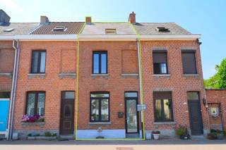<p><span>Energetisch gerenoveerde woning met drie slaapkamers en een open zicht</span></p><p><span> </span></p><p><span>Deze karaktervolle , energetisch gerenoveerde gezinswoning is gelegen in de Bernardinnenstraat in Muizen. Een rustige, doodlopende woonwijk op korte afstand van het centrum van Mechelen. Winkels, scholen en openbaar vervoer zijn allemaal bereikbaar op wandel- en fietsafstand van de voordeur. Verder is de omgeving ook zeer landelijk en groen. Via de achteruitgang van de tuin komt u in een fiets- en wandelweg terecht die volledig doorloopt tot aan de Leuvense vaart. Tot slot is ook de verbinding met Antwerpen en Brussel met de wagen uitstekend.</span></p><p><span> </span></p><p><span> Achter de authentieke gevel schuilt een verrassend stijlvolle en hedendaagse woning die de voorbije jaren grondig werd gerenoveerd met oog voor kwaliteit en duurzaamheid in de afwerking. De lichtrijke leefruimte met grote raampartijen en lichtstraat sluit naadloos aan op de kwalitatieve Grando-keuken, uitgerust met onder meer een Smeg koelkast met diepvries, vaatwasser en combi-oven. De strakke gietvloer zorgt voor een tijdloze uitstraling en gemakkelijk onderhoud.</span></p><p><span> </span></p><p><span>De woning beschikt over 3 volwaardige slaapkamers, een stijlvolle badkamer met dubbele wastafel en inloopdouche, een extra bureau-, dressing- of hobbyruimte, 2 toiletten, een kelder en een aparte wasruimte voor wasmachine en droogkast.</span></p><p><span> </span></p><p><span>Ook technisch scoort deze woning uitstekend. Zo beschikt ze over een A+++ warmtepomp, vloerverwarming met koelfunctie, zonnepanelen en airconditioning die zowel verwarmt als koelt. Het sanitair werd geleverd door Van Marcke. Het vernieuwde platte dak werd geïsoleerd met 24 cm isolatie, terwijl het hellende dak voorzien werd van 26 cm isolatie. Dit alles resulteert in een gunstig EPC-label A en lage energiekosten.</span></p><p><span> </span></p><p><span>Achteraan bevindt zich tot slot een zuidgerichte tuin met een open zicht op het omliggende groen en de achterliggende velden, een bijzonder rustgevend uitzicht, zeldzaam in deze stedelijke omgeving.</span></p><p><span> </span></p><p><span>Troeven</span></p><p><span>- uitstekende locatie</span></p><p><span>- energiezuinig</span></p><p><span>- kwalitatieve afwerking</span></p><p><span> </span></p><p><span>Ben jij geïnteresseerd in deze ruime woning in Mechelen, ben je op zoek naar ander vastgoed of wens je de waarde van jouw eigendom te kennen? Dan ben je bij BOLT immo aan het juiste adres! Wij helpen jou graag verder.</span><span> </span></p><p><span> </span></p><p><span> </span></p><p><span> </span></p>