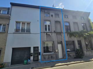 Centraal gelegen, op te frissen rijwoning met 4 slaapkamers. Indeling: inkom, voorplaats, droge kelder, achterplaats met aansluitend een ingerichte keuken en badkamer voorzien van toilet, lavabo en douche. Op de eerste verdieping zijn er een toilet met lavabo en 2 slaapkamers. Op de tweede verdieping bevinden zich nog 2 extra slaapkamers waarbij er eentje voorzien is van een mezzanine. Centrale verwarming op aardgas, dubbel glas, dak geïsoleerd, op fietsafstand van Gent centrum.