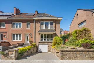 Deze instapklare 3-gevel woning met garage is gelegen in de Milseweg, op een echte toplocatie in Heverlee vlakbij de Abdij van Park, de Sportoase, Haasrode Research Park, scholen en winkels.<br />Het gelijkvloers omvat een ruime inkomhal met apart toilet, een zeer grote lichtvolle leefruimte in parketvloer (L-vormig) en een volledig ingerichte keuken met eetplaats uitgevend op het terras en de tuin.<br />Op het 1e verdiep bevindt zich een een ruime nachthal met berging en toilet, 3 slaapkamers (waarvan ééntje met terras) alsook een vernieuwde badkamer met ligbad en aparte douchecel. Op de 2de verdieping kan je genieten van een zeer grote 4de slaapkamer met een aparte zolderberging.<br />Deze woning is volledig onderkelderd met 2 voorraadkelders, een waskelder en een zeer grote garage met automatische poort. Er is ook een oprit met plaats voor 1 wagen en mogelijkheid voor het plaatsen van een laadpaal ! <br />Voor meer info of bezoek kan u me bereiken op 0477284876 of via vincent@immojanstas.be. Bijkomende info (EPC, vastgoedinfo, asbest, ... ) kan U hieronder downloaden ↓