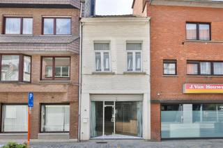 <p><span>COMMERCIËLE ACTIVITEIT VERPLICHT - in combinatie met wonen!</span></p><p><span> </span></p><p><span>Zoekt u een betaalbaar pand waar u wonen en werken kan combineren?</span></p><p><span>In de autoluwe Blauwstraat, vlakbij de parking van de Varkensmarkt, bieden wij u deze handelwoning bestaande uit een gelijkvloers van 55 m² met bovengelegen duplex.</span></p><p><span>Het gebouw heeft een prima structuur maar een opfrissing naar de huidige normen van comfort en energiezuinigheid dringt zich op.</span></p><p><span>Een grote troef is de zeer ruime kelder met plafondhoogte van maar liefst 2,5 m die een zee aan opbergruimte biedt.</span></p><p><span> </span></p><p><span>Indeling:</span></p><p><span>De winkelruimte op het gelijkvloers heeft een etalage met rolluik en een kleine opslagruimte achteraan.</span></p><p><span>Een andere indeling kan hier eenvoudig gerealiseerd worden dankzij de kelders waarbij leidingen kunnen worden omgelegd zonder veel breekwerk.</span></p><p><span>Op de eerste verdieping vinden we de leefruimte met aansluitend een eenvoudige keuken en badkamer. Achteraan is er nog een overdekt terras met zicht op groen.</span></p><p><span>De tweede en bovenste verdieping is opgedeeld in 2 kamers, beiden met velux-raam.</span></p><p><span> </span></p><p><span>Belangrijkste troeven:</span></p><p><span>- Autoluwe winkelwandelstraat in centrum Boom</span></p><p><span>- Parking vlakbij gelegen</span></p><p><span>- Indeling/inrichting eenvoudig te wijzigen dankzij ruime kelder</span></p><p><span>- Zeer gunstig rendement bij verhuur</span></p><p><span> </span></p><p><span>EPC: 576 kWh/m² - label F (Renovatieplicht van toepassing)</span></p><p><span>P-score D  -  G-score D</span></p><p><span> </span></p><p><span>Voor een bezoek ter plaatse kan u ons contacteren op het nummer 03 449 42 41 of mail ons via hallo@habicom.be.</span></p><p><span>Wenst u de waarde van uw woning te kennen ? Contacteer vrijblijvend onze habicom expert in uw buurt.</span></p><p><span> </span></p>