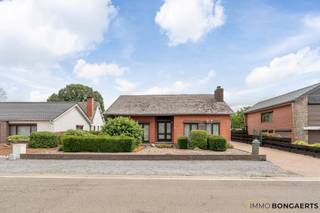 Deze ruime gelijkvloerse woning is gelegen op een perceel van maar liefst 11a89ca langs de Laarderweg in Grote Brogel (Peer). Erperheide, Snow Valley en sportcomplex De Deuster bevinden zich in de directe omgeving en er is een vlotte verbinding naar het gezellige stadscentrum. <br /><br />INDELING: <br />- Kelder met cv-ruimte en berging <br />- Gelijkvloers met inkomhal, leefruimte, keuken, nachthal, 3 ruime slaapkamers, badkamer, apart toilet en berging/wasplaats <br />- Zolderverdieping met tal van mogelijkheden (te bereiken via een vaste trap)<br /><br />De wagen kan men parkeren in één van de vrijstaande garages (waarvan één met tuinberging) en de grote tuin biedt rust en vrijheid door het achterliggend agrarisch gebied. <br /><br />Aarzel niet om ons te contacteren voor meer info of een bezoek.
