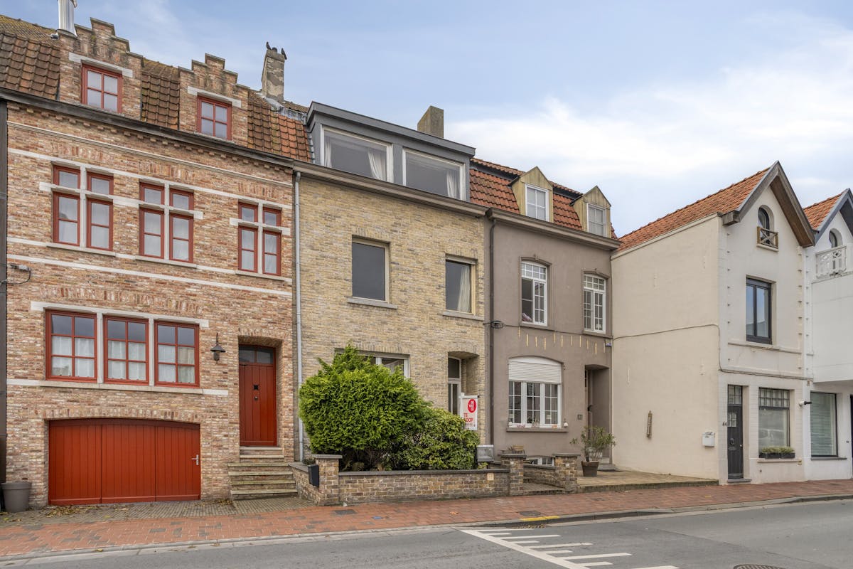 Huis met ruime zongerichte tuin te koop in centrum Knokke - foto 1