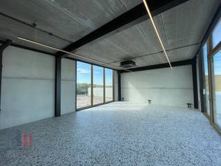 Fantastisch gelegen nieuwbouw KMO-unit bestaande uit +/- 182 m² gelijkvloerse magazijnruimte in combinatie met +/- 81 m² afgewerkte kantoorruimte en...
