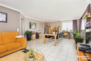 This excellently maintained single-story home, built in 1993, offers a unique combination of living comfort and a stunning garden experience.<br /><br />The favorable EPC label B also makes this property future-proof.<br /><br />The house features an entrance hall with a cloakroom and guest toilet, a bright living room and open kitchen, both overlooking the garden. Furthermore, the property includes two full-sized bedrooms, a spacious bathroom, a laundry room, and a large garage with built-in cupboards and access to the attic.<br /><br />Next to the house is a spacious driveway that can accommodate two cars.<br /><br />Additionally, there is a large attic spanning the entire house, ideal for extra storage and with potential for further development. The pleasant southwest-facing garden and the partially covered terrace offer optimal sunlight and privacy, making it an ideal place to relax.<br /><br />This home is perfect for those looking for lifelong living, an energy-efficient investment, or a move-in ready bungalow with potential.<br /><br />The property is within cycling distance of Bruges station and the city center. The E40 motorway entrance and major connecting roads are nearby.<br /><br />In short: a rare opportunity that effortlessly combines comfort, accessibility, and quality.