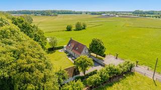 Op een uitzonderlijk rustig gelegen perceel van maar liefst 2.684 m² bevindt zich deze alleenstaande woning met tal van mogelijkheden, omringd door groen en absolute rust. Gelegen vlakbij het prachtige Arboretum van Koekelare geniet u hier van een unieke combinatie van privacy, ruimte en een aangename woonomgeving. Tevens op een steenworp van het centrum van Koekelare. <br /><br />De woning beschikt over een ruime oprit met garage en een grote, zonnige tuin waar u in alle rust kan genieten van het buitenleven. Binnenin wordt u verwelkomd via de inkomhal met gastentoilet. Verder omvat de woning een lichtrijke leefruimte, keuken, veranda met zicht op de tuin, berging en praktische wasplaats.<br /><br />Op de verdieping bevinden zich de nachthal, drie volwaardige slaapkamers en een badkamer. Daarnaast is er nog een ruime zolder aanwezig die extra mogelijkheden biedt.<br /><br />Troeven van deze woning:<br />✔ Alleenstaande woning op 2.684 m²<br />✔ Uiterst rustige en groene ligging<br />✔ Nabij het Arboretum van Koekelare<br />✔ Grote tuin met veel privacy<br />✔ Ruime oprit en garage<br />✔ 3 slaapkamers<br />✔ Veranda en terras<br />✔ Veel potentieel en ruimtegevoel<br /><br />Bent u op zoek naar een rustig gelegen woning met charme, ruimte en een prachtige omgeving? Dan is dit zonder twijfel een bezoek waard.
