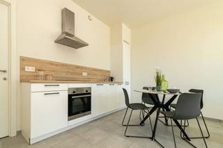 <p><span>COMFORTABEL APP. MET 1 SLK, TERRAS & PARKEERGELEGENHEID </span></p><p><span> </span></p><p><span>In de residentiële wijk Zurenborg in het zuidoosten van de stad Antwerpen treffen wij residentie Plantin Moretus aan. De buurt staat gekend om de statige huizen, de gezellige pleinen en haar prachtige architectuur. Tevens bevinden wij ons nabij het Stadspark, het centraal station, het bruisende stadscentrum met diverse horecagelegenheden, lokale handelaars, de Antwerpse Zoo, De Groenplaats, De Meir, ... Kortom een stadswoning op een ware A-locatie met alle voorzieningen binnen handbereik!</span></p><p><span> </span></p><p><span>Toegekomen aan de residentie nemen wij de lift naar de eerste verdieping. Hier ontdekken wij een gezellig appartement met aangenaam terras. Wij komen binnen in de leefruimte bestaande uit een volledig uitgeruste keuken, een eethoek en een zithoek. In het verlengde van de leefruimte is er het knappe terras als uitbreiding van de leefruimte. Opnieuw aangekomen in het appartement verplaatsen wij ons naar de nachthal. Deze geeft ons toegang tot de aangename slaapkamer met ensuite badkamer, het afzonderlijk toilet en de wasruimte/berging.</span></p><p><span> </span></p><p><span>Troeven:</span></p><p><span>- A-locatie</span></p><p><span>- Gloednieuw appartement</span></p><p><span>- Aanwezigheid van een terras</span></p><p><span>- Parkeergelegenheid voor wagen en fiets<br />*Mogelijkheid tot het huren van een parkeerplaats, 125,00 euro/maand + berging 25,00 euro/maand<br /><br /></span></p><p><span>Interesse om de eerste bewoner te worden van dit knap appartement op een absolute A-locatie? Neem contact op met Pillar Estate via <span>info@pillar.estate</span></span><span> of contacteer ons op het nummer 033 695 695.</span></p><p><span>*Deze gegevens zijn louter ter informatieve titel. De vermelde oppervlaktes zijn slechts een indicatie. Pillar kan niet verantwoordelijk gesteld worden voor de juistheid van de aan haar verstrekte gegevens. </span></p><p><span> </span></p>