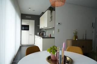 <p>Op zoek naar een gezellig appartement waar je je meteen thuis voelt?<br />Op de tweede verdieping van een kleinschalig gebouw in de Diercxsenstraat bevindt zich dit appartement. Dankzij de afgesloten toegangspoort geniet je bovendien van een extra gevoel van veiligheid.</p>
<p>Via de lift bereik je de tweede verdieping, waar je binnenkomt in een aparte hal die toegang geeft tot het appartement. Binnen valt meteen de afwerking en mooie lichtinval op. De leefruimte sluit mooi aan op de uitgeruste keuken en beiden geven uit op het terras achteraan: de ideale plek voor een koffietje in de ochtend of gewoon om even tot rust te komen. Die rust vind je trouwens ook terug in de aparte slaapkamer, bereikbaar via de badkamer.</p>
<p>De omgeving is rustig, maar toch heel praktisch: winkels, openbaar vervoer en leuke adresjes liggen allemaal vlakbij, je kan alvast een voorproefje krijgen van je nieuwe buurt bij bakkerij Leo! En als dat nog niet genoeg voordelen zijn, woon je hier bovendien ook energiezuinig met een EPC B.</p>
- Huurprijs: 950 EUR<br />- Gem. kosten: 50 EUR <br />- Huurwaarborg = 3 maanden huur<br />- Woninghuurovereenkomst startende 1 jaar <br />- Kosten plaatsbeschrijving = 50/50 tussen huurder en verhuurder<br />- Beschikbaar vanaf juli <br /><br />Graag deze woning verder ontdekken? U kunt een bezoek inplannen via volgende link XXX<br />Nog vragen? Contacteer gerust roxanne@jamar.immo<br /><br />Extra's:<br />- Toplocatie<br />- EPC = B<br />- Zuidgericht terras<br />- Kleinschalig gebouw