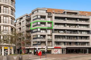 Wonen in het hart van de stad, zonder in te boeten aan ruimte of comfort? In de Steenstraat bevindt zich op de vierde verdieping van een jonge residentie dit modern en volledig instapklaar appartement van 105 m² met drie slaapkamers, een aangenaam terras en de mogelijkheid om een staanplaats te huren in hetzelfde gebouw. <br /><br />Via de verzorgde inkomhal wordt u verwelkomd in een doordacht ingedeeld appartement. Hier vindt u meteen een gastentoilet en een praktische berging met aansluiting voor wasmachine en droogkast. Verder opent de woonruimte zich tot een lichtrijke leefomgeving waar de gezellige zithoek, eetplaats en open keuken naadloos in elkaar overvloeien. Dankzij de grote raampartijen geniet u hier de hele dag van een aangename lichtinval. De keuken is uitgerust met alle hedendaagse comfort, ideaal om uitgebreid te koken of gezellig gasten te ontvangen.<br /><br />Vanuit de leefruimte stapt u rechtstreeks het terras op, een aangename buitenruimte waar u in alle rust kunt genieten van het mooie uitzicht en een ontspannen moment in de buitenlucht.<br /><br />Het slaapgedeelte is slim afgescheiden van de leefruimte en biedt alle privacy. Hier bevinden zich drie slaapkamers en een stijlvolle badkamer, uitgerust met een inloopdouche en wastafel. De combinatie van ruimte, kwalitatieve afwerking, energiezuinigheid en centrale ligging maakt dit appartement bijzonder geschikt voor gezinnen, koppels of wie op zoek is naar een comfortabele woonst in het centrum. Wenst u bovendien zorgeloos te parkeren? Dan is er de mogelijkheid om een staanplaats te huren in dezelfde residentie, een extra troef op deze centrale locatie.<br /><br />Ook op technisch vlak scoort dit appartement dus uitstekend. Dankzij het gunstige EPC-label A en de conforme elektrische keuring geniet u van een energiezuinige en zorgeloze woonst.<br /><br />Ontdekt u dit appartement te koop in de Steenstraat graag zelf? Vraag vandaag nog uw bezoek aan via Immo Francois. <br /><br />Denkt u eraan om uw woning in Blankenberge te verkopen? Neem vrijblijvend contact op met Iben van Immo Francois in Blankenberge voor een gratis schatting via iben@immofrancois.be.<br /><br />